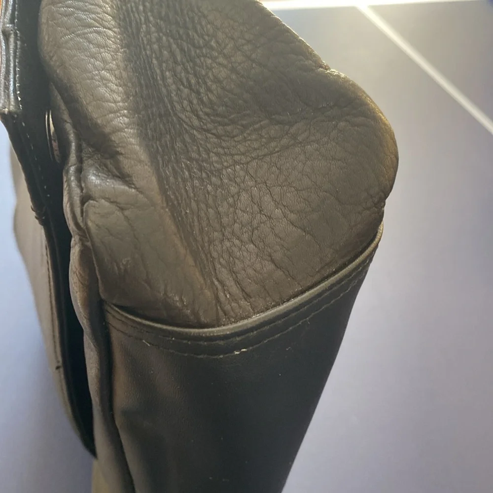 KENNETH COLE  Reaction Black Classic Leather Messenger Laptop Bag‎ Cognac